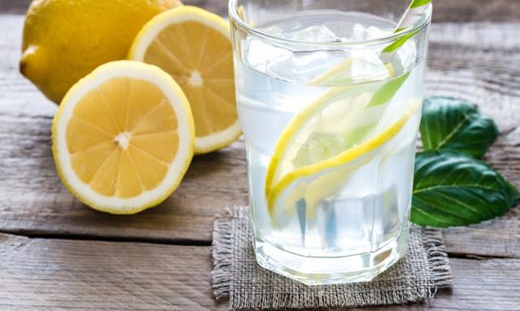 Minum Air Lemon Pagi Hari Banyak Manfaatnya