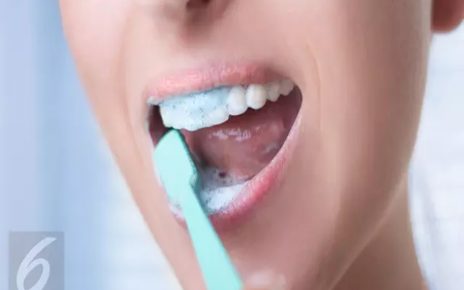Singkirkan Plak Gigi dengan 6 Cara Alami, Tidak Susah dan Praktis