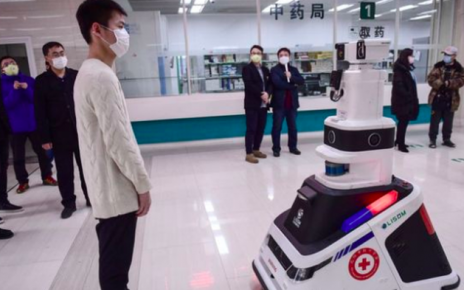 Kecanggihan Robot yang Dipakai China Lawan Corona
