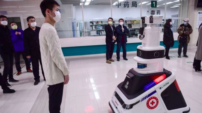 Kecanggihan Robot yang Dipakai China Lawan Corona