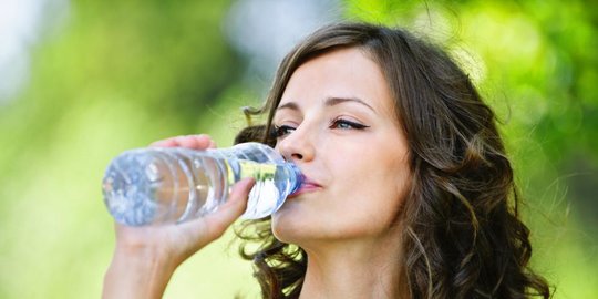 5 Kesalahan saat Minum Air Putih
