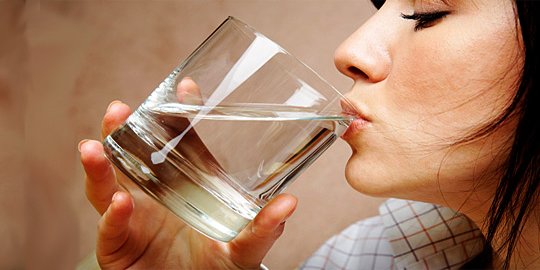 5 Kesalahan saat Minum Air Putih
