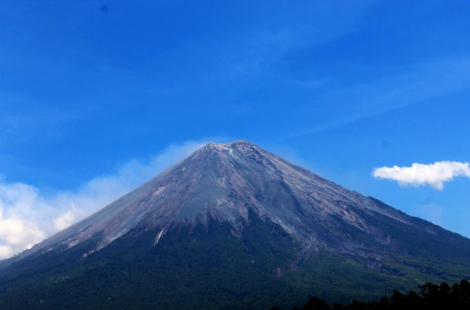 6 Gunung di Indonesia yang Tutup Sementara