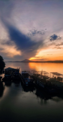 Keelokan Matahari Terbenam di Jembatan Tayan 