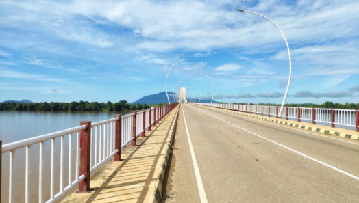 Keelokan Matahari Terbenam di Jembatan Tayan 