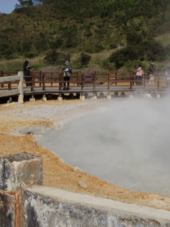 Melihat Lebih Dekat Pesona Kawah Sikidang Dieng