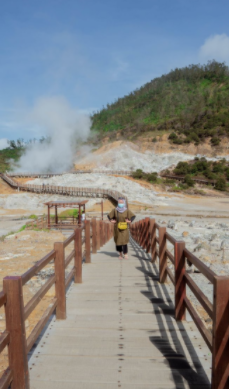 Melihat Lebih Dekat Pesona Kawah Sikidang Dieng