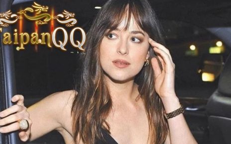 Dakota Johnson Tampil Memikat di Festival Film