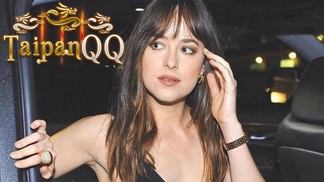 Dakota Johnson Tampil Memikat di Festival Film