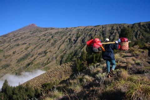 Keuntungan Gunakan Jasa Porter Saat Daki Gunung