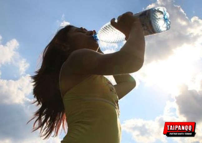 Efek Berbahaya Jika Minum Sambil Berdiri, Sebabkan Asam Lambung!