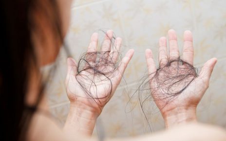 11 Cara Merawat Rambut Rontok yang Mudah Dilakukan dan Aman