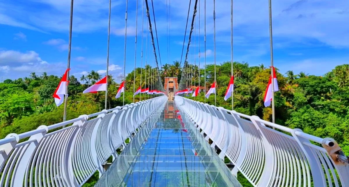 8 Wisata Jembatan Kaca di Indonesia yang Indah dan Instagramable