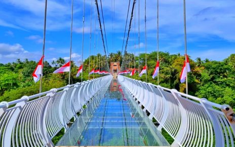 8 Wisata Jembatan Kaca di Indonesia yang Indah dan Instagramable