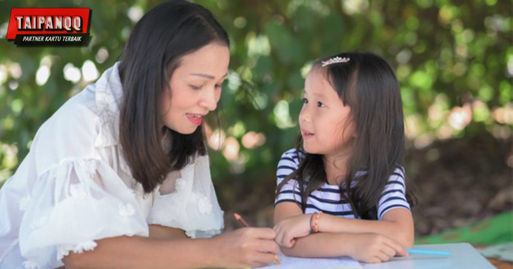 Cara Mengajarkan Anak Dua Bahasa Sejak Dini