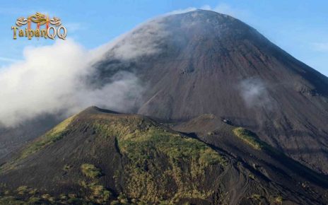 6 Fakta Menarik Gunung Empung Kembaran Gunung Lokon