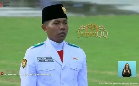 Petugas Upacara Penurunan Bendera