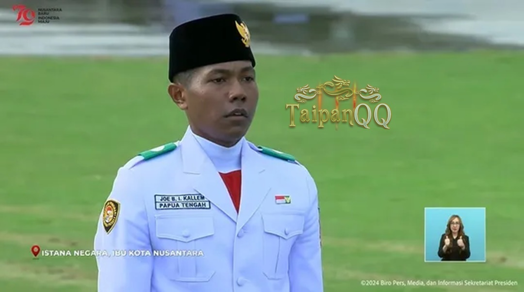 Petugas Upacara Penurunan Bendera