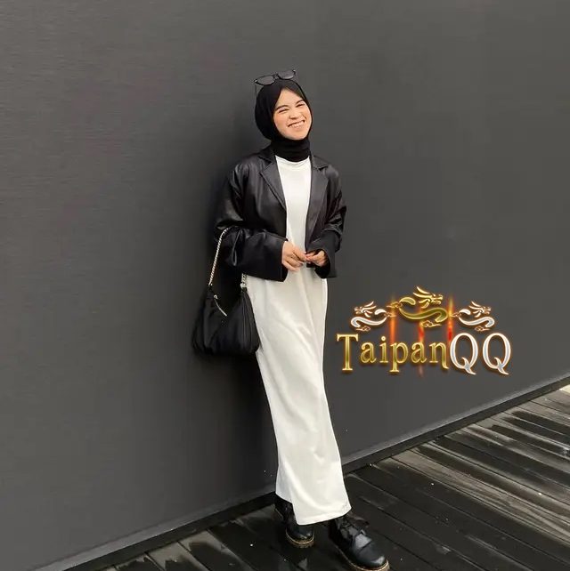 Gaya Outfit Dinner Hijab Hitam