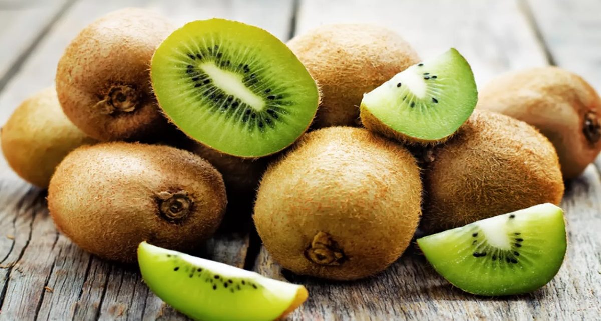 4 Makanan Pelancar BAB Salah Satunya Buah Kiwi Beserta Kulitnya