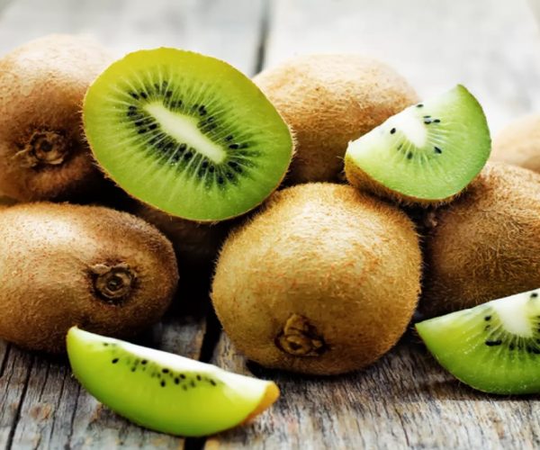 4 Makanan Pelancar BAB Salah Satunya Buah Kiwi Beserta Kulitnya