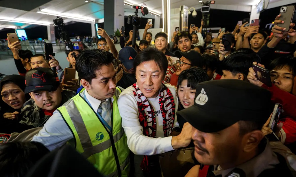 Bersama Ratusan Suporter Timnas Indonesia, Kami Mengantarkan Shin Tae-yong Pulang Kampung