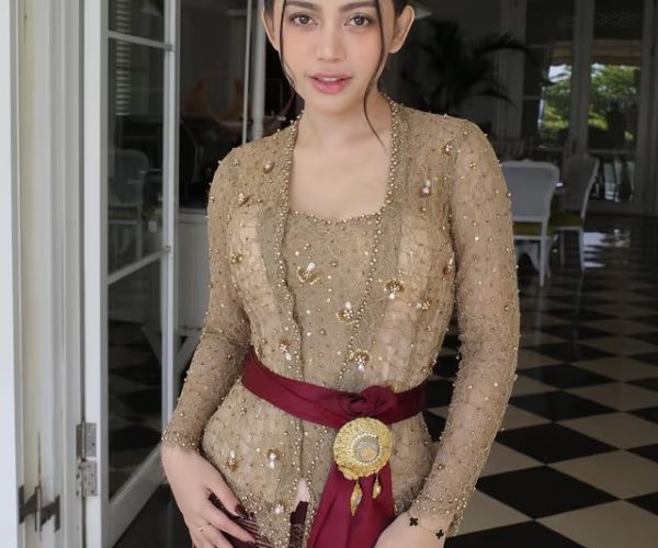 Referensi Model Kebaya Payet Mutiara